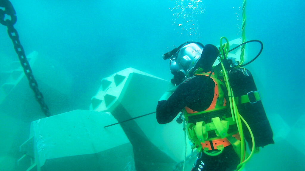 Plongeur CLAS en opération de pose de blocs artificiels