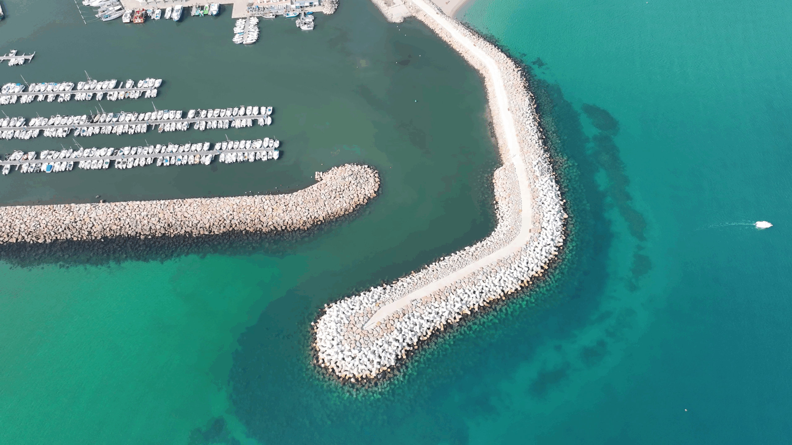 Vue drone de la digue d’Argelès-sur-Mer avec les blocs BS2 en fin de travaux