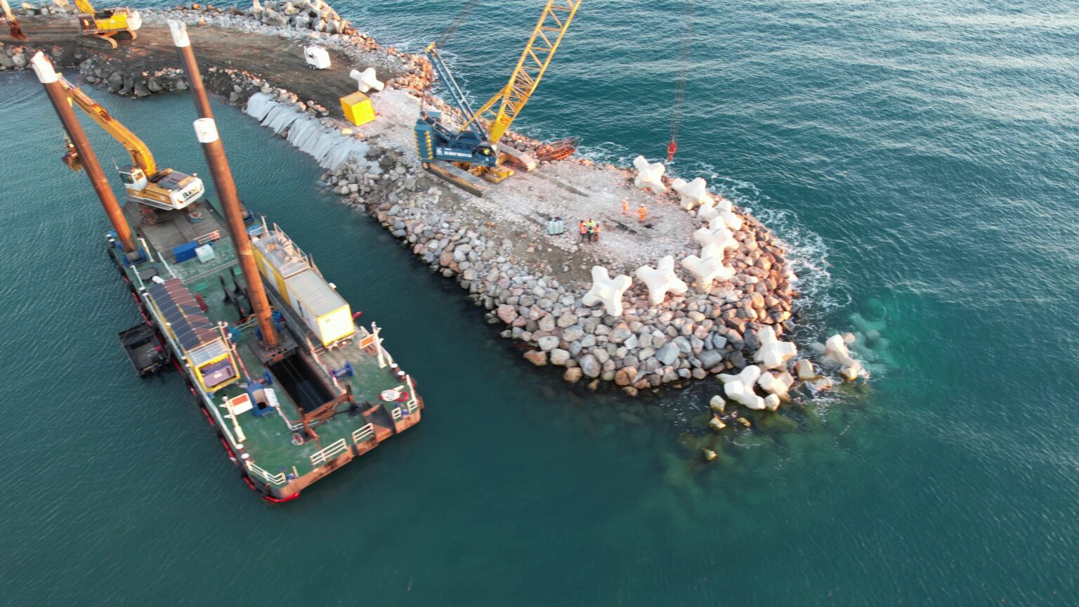 Plongeurs CLAS posant des blocs BS2 sur la digue d’Argelès-sur-Mer en France