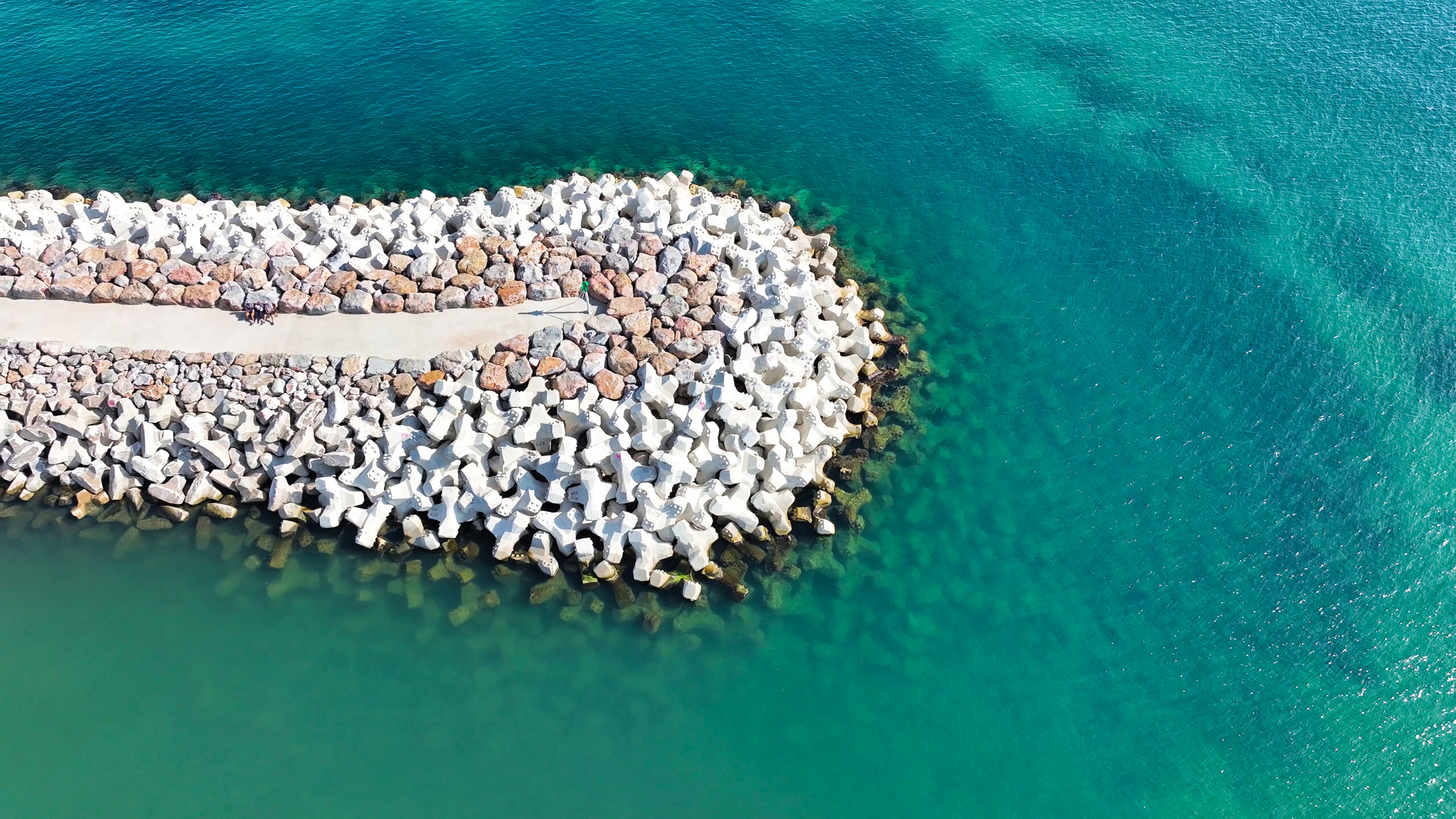 Vue drone du musoir de la carapace en blocs BS2 de la digue d’Argelès-sur-Mer.