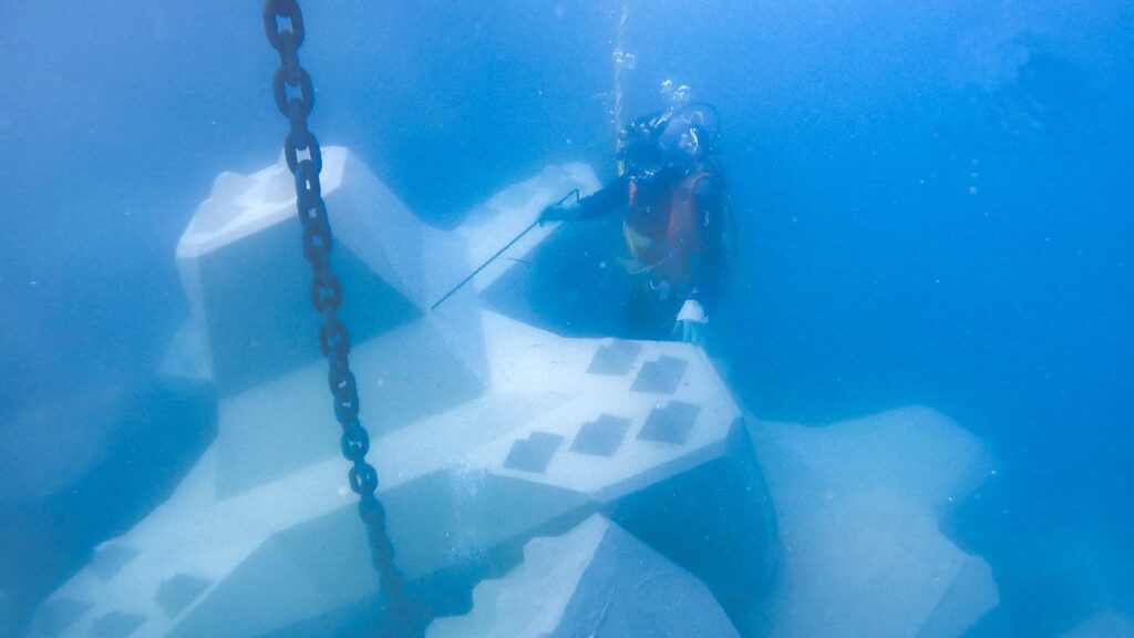 Emergency installation of ACCROPODE™II units by CLAS on Port-la-Nouvelle offshore breakwater for Bouygues