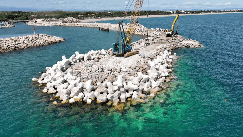 Vue drone de la digue d’Argelès en construction avec la mise en œuvre des blocs BS2.