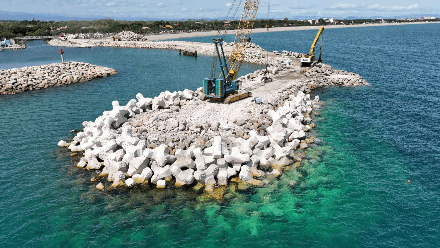 Vue drone de la digue d’Argelès en construction avec la mise en œuvre des blocs BS2.