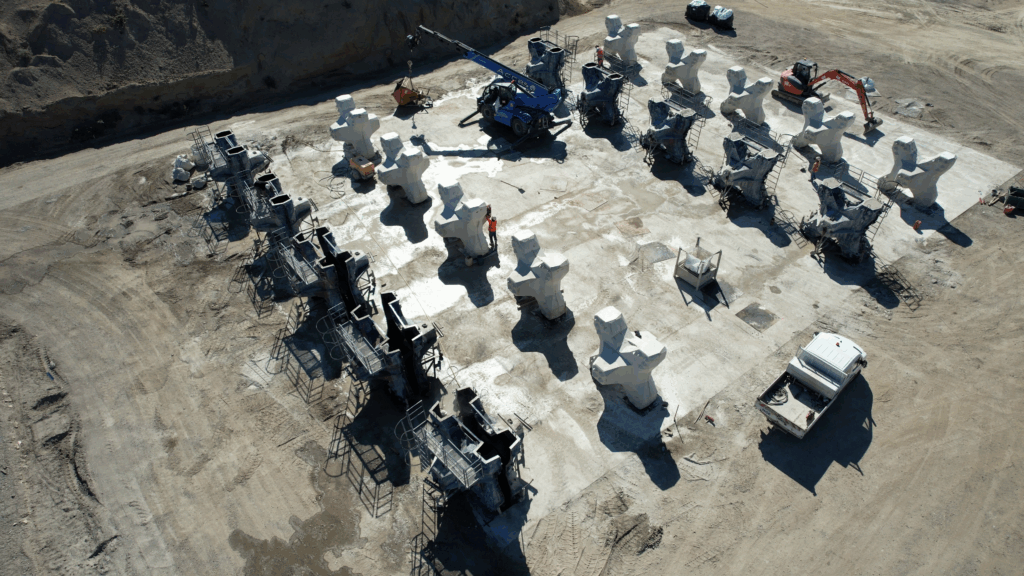 Vue drone de la zone de fabrication avec les coffrages des blocs artificiels en béton BS2.