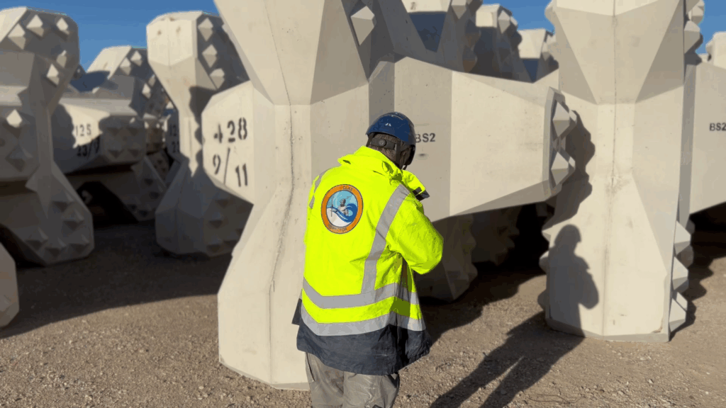 Contrôle du marquage des blocs BS2 avant leur mise en œuvre sur le chantier d'Argelès-sur-Mer, France.