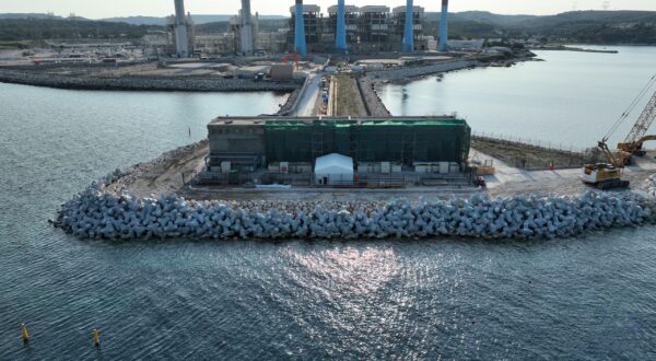 Vue drone de la digue en blocs artificiels de Martigues.