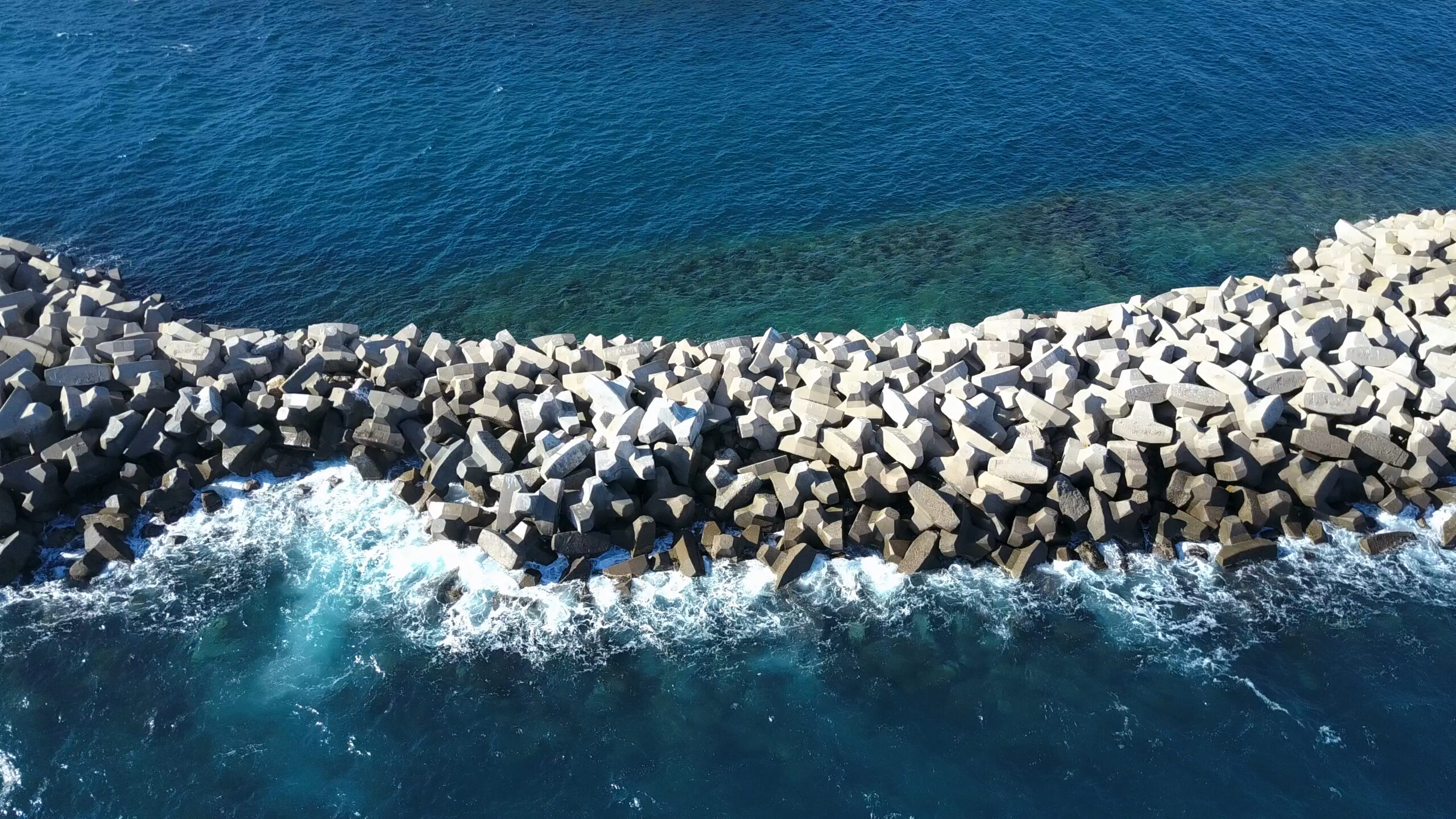 Vue drone d’une brèche ouverte dans la digue de Palamós