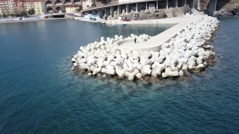 Vue drone de la digue de Cerbère illustrant le travail des inspecteurs CLAS