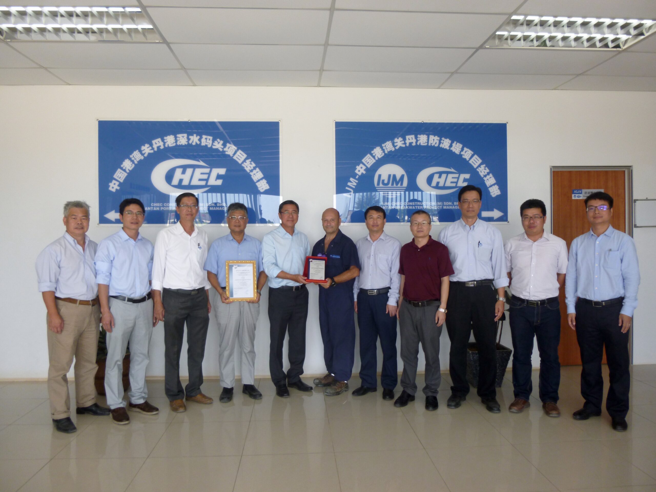 Remise du certificat CLASS A BREAKWATER à l’entreprise IJM-CHEC sur le chantier de Kuantan par un inspecteur CLAS