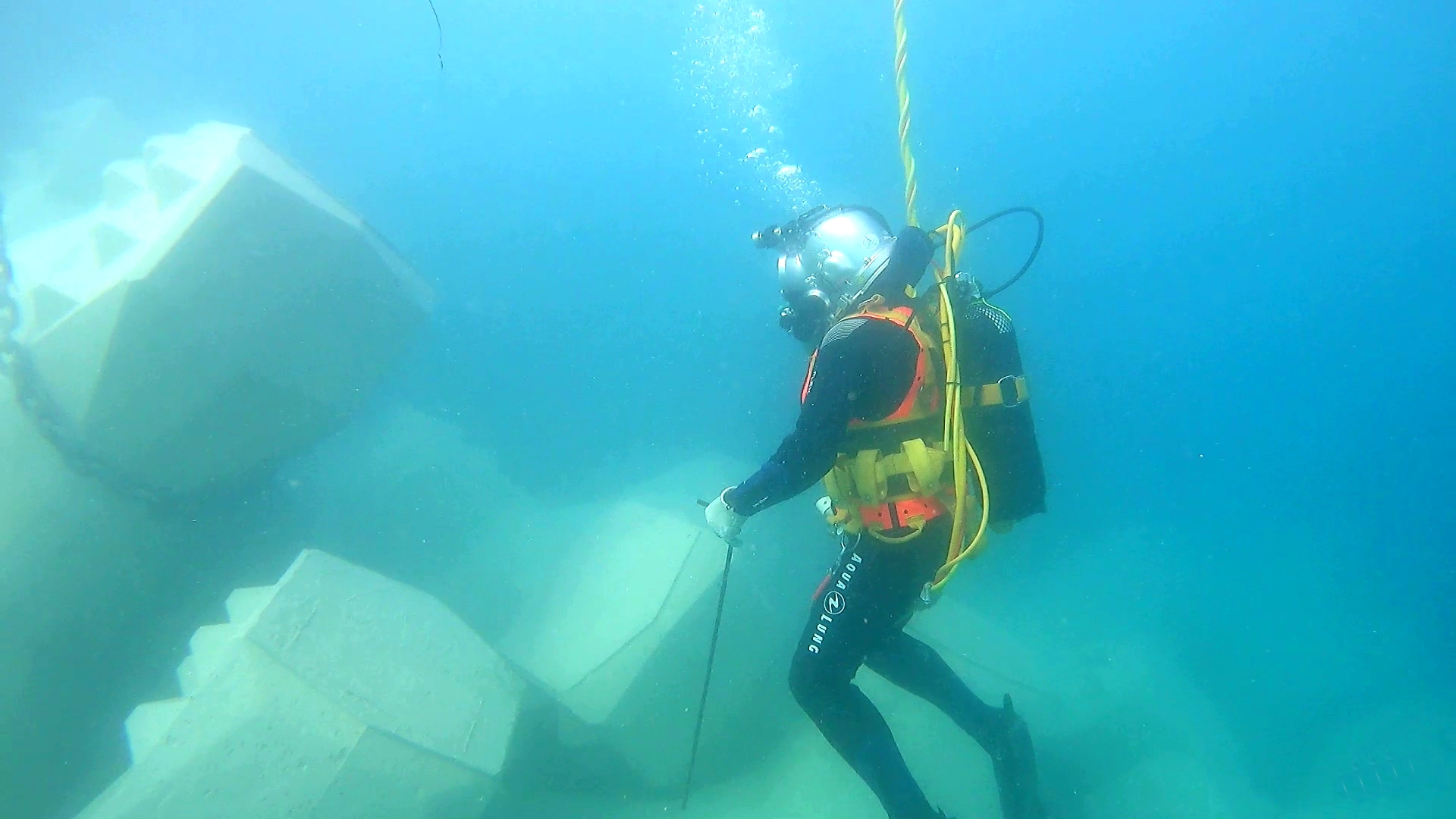 Plongeurs CLAS posant des blocs en béton sur la digue de Port-La-Nouvelle
