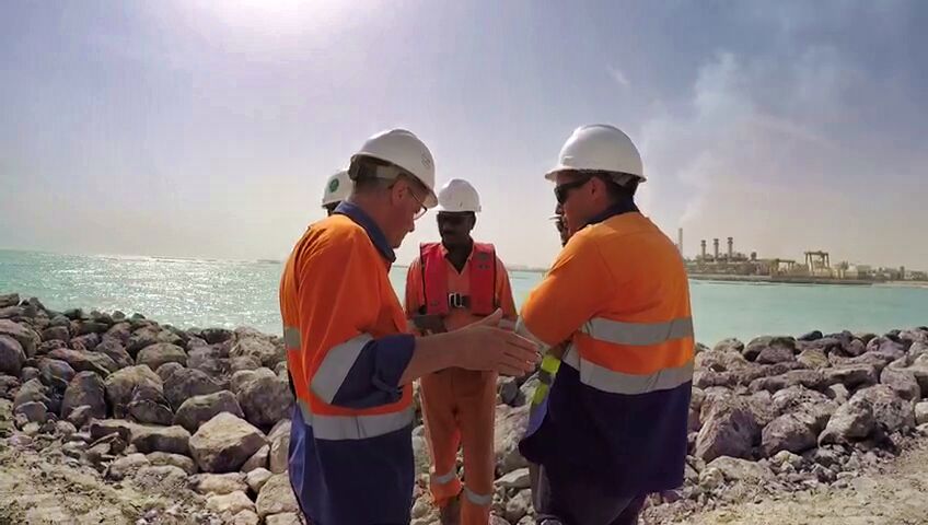 Inspecteur CLAS en réunion sécurité sur la digue d’Alzour concernant la pose de blocs Coreloc
