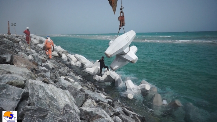 Pose sous-marine de blocs Coreloc réalisée par des plongeurs