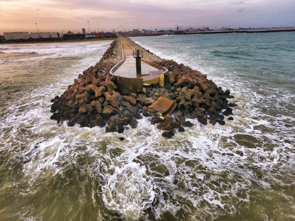 Musoir de la digue de Cotonou présentant un effondrement