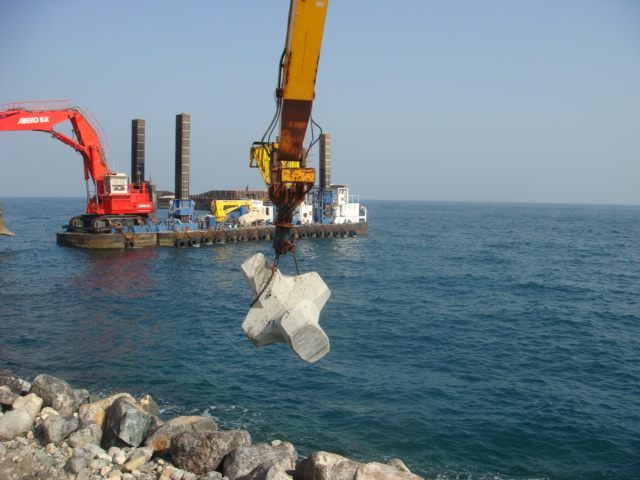 ise à l’eau d’un bloc de carapace sur chantier maritime