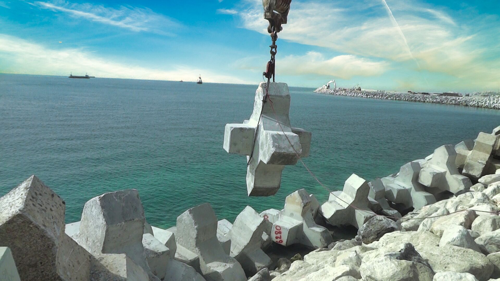 Réparations sur la digue de Das Island – correction des blocs artificiels de carapace pour restaurer la stabilité et la dissipation d’énergie.