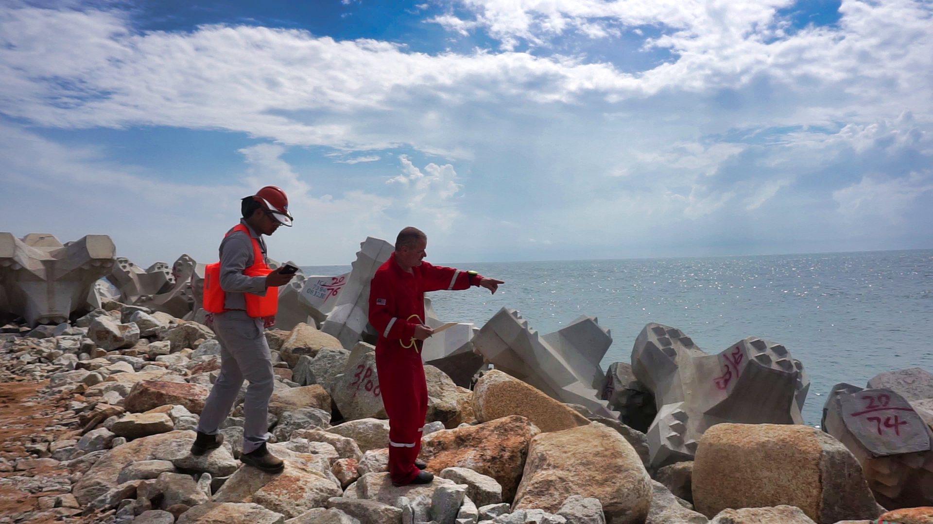 Inspecteur CLAS montrant un défaut de pose à corriger sur la digue de Kuantan