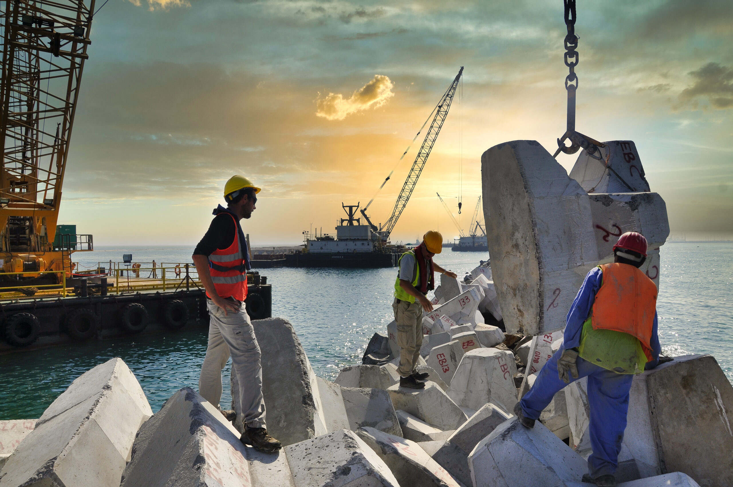 Certification de la pose de blocs artificiels sur la digue de Khalifa Port au coucher du soleil