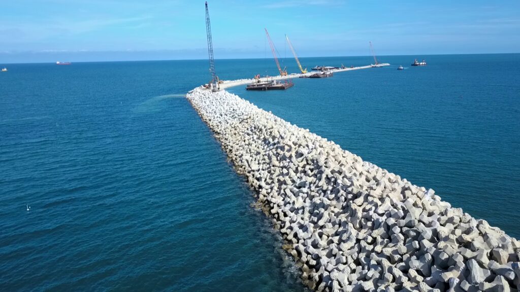 Vue drone de la digue de Kuantan construite avec l’assistance CLAS et certifiée CLASS A BREAKWATER