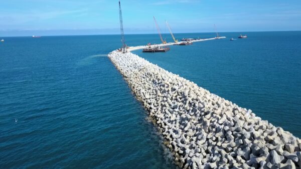 Vue drone de la digue de Kuantan construite avec l’assistance CLAS et certifiée CLASS A BREAKWATER