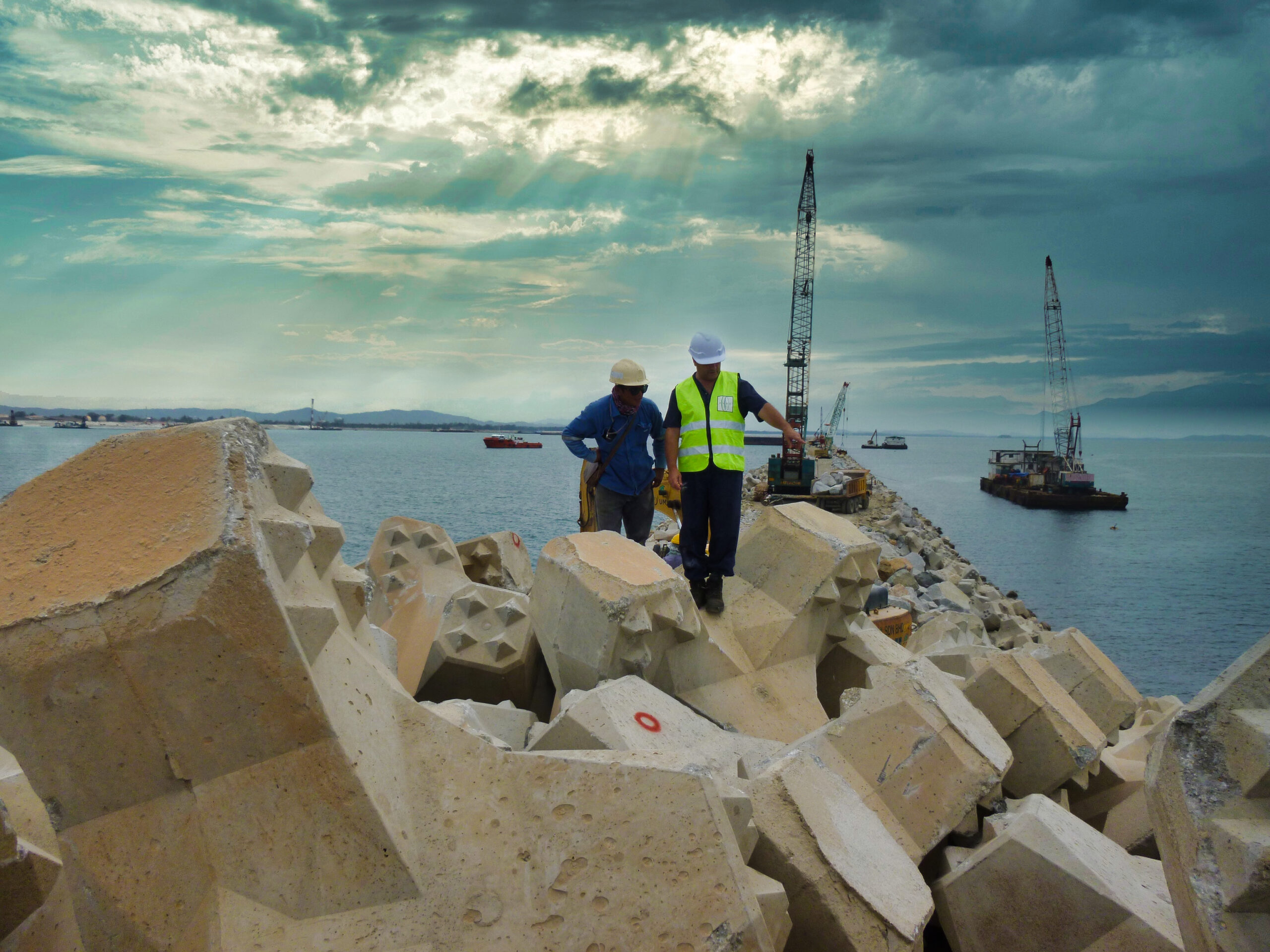 Inspecteur CLAS contrôlant la pose des blocs artificiels sur la digue de Kuantan avec l’équipe du chantier