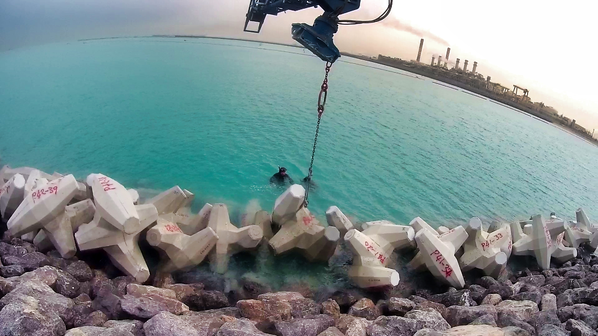 Plongeur CLAS extrait un CORELOC cassé pour sécuriser la carapace