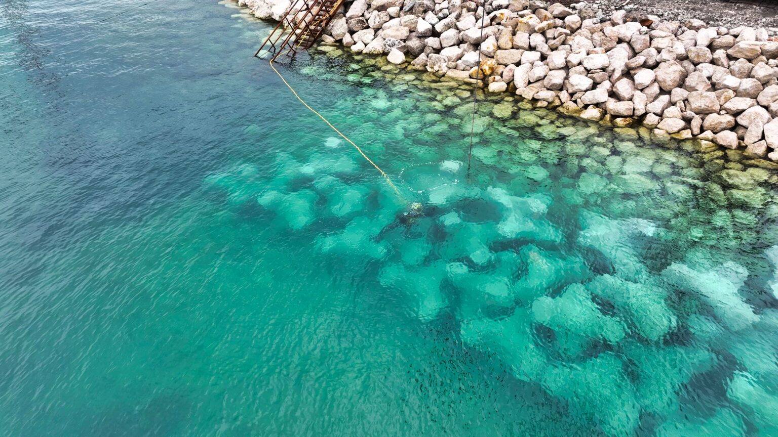 longeur CLAS guidant la pose des blocs sur la digue de Martigues