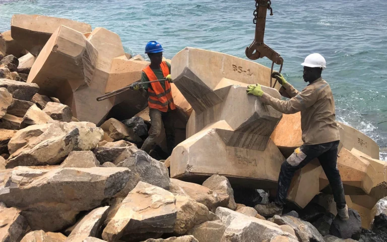 Pose des blocs BS1 sur une digue à Dakar