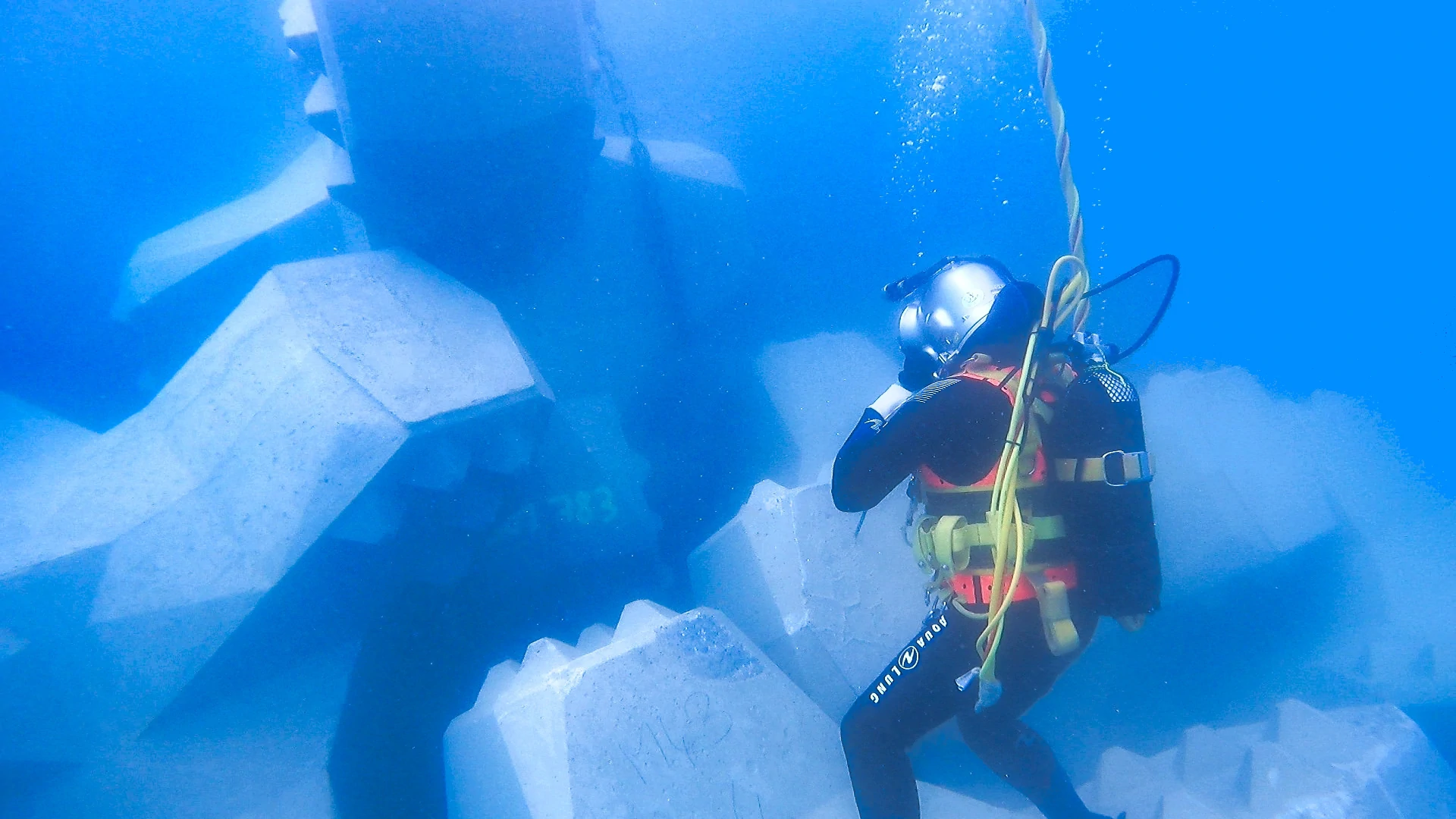 Pose sous-marine de blocs en béton imbricés par plongeurs à Port-La-Nouvelle