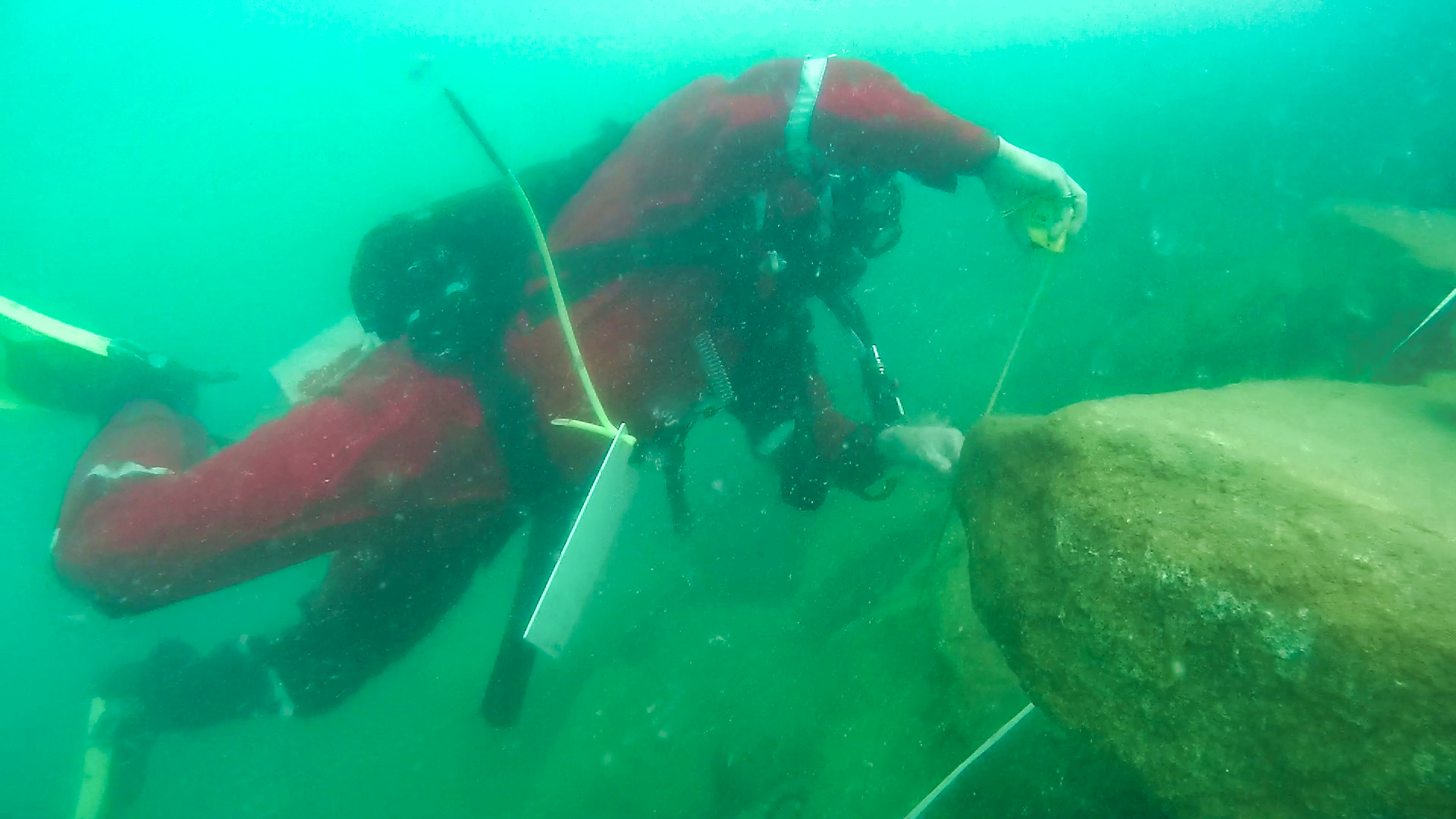 Plongeur CLAS contrôlant la sous-couche d’une digue maritime.