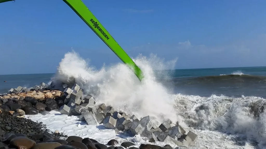 Pose en urgence de blocs X-Bloc® sur la digue de Puerto Moín pendant une tempête