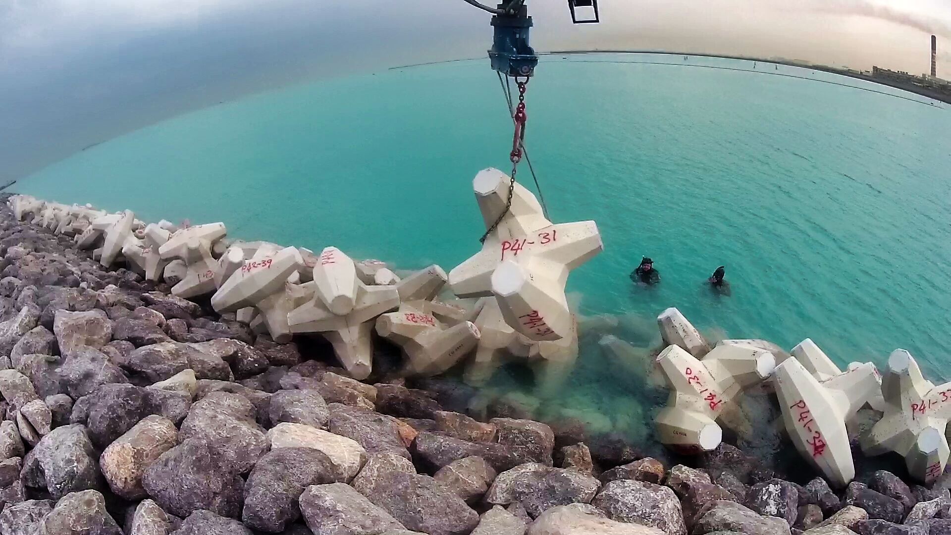 Plongeurs CLAS contrôlant en temps réel la pose des blocs à Al-Zour