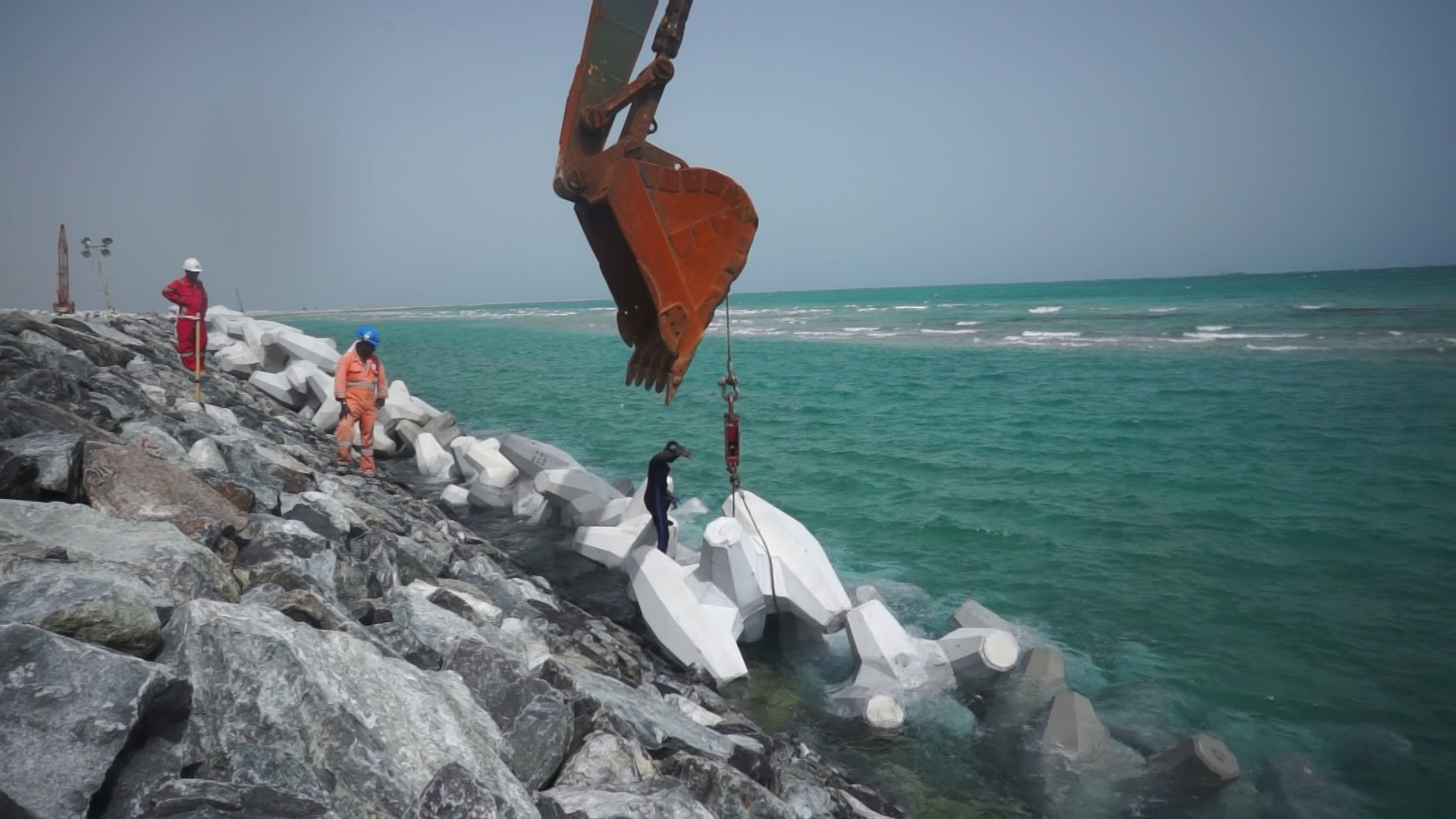 Pose des blocs à Barakah sous la supervision des experts CLAS