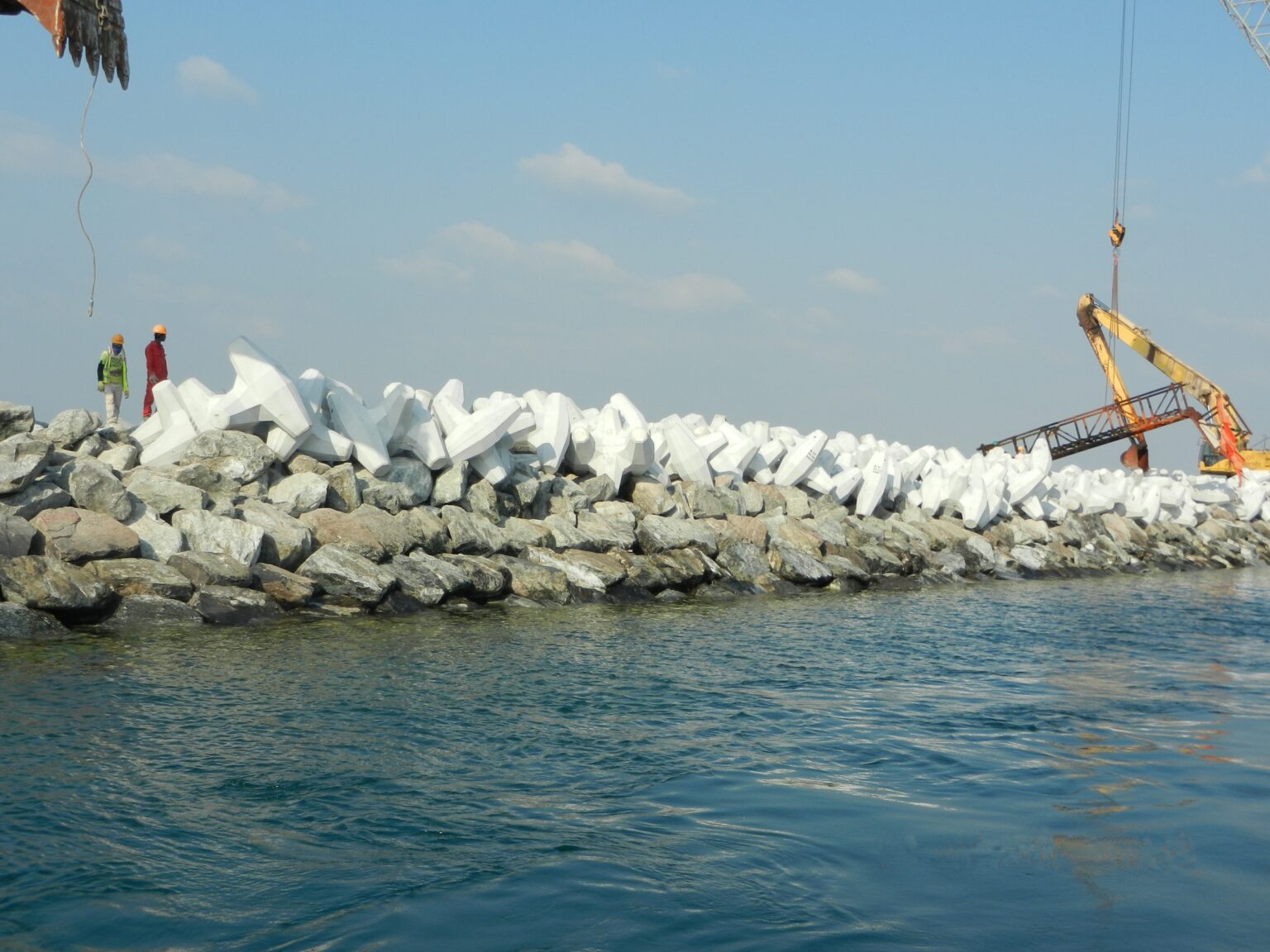 Pose des blocs sur la digue de Barakah avec supervision CLAS