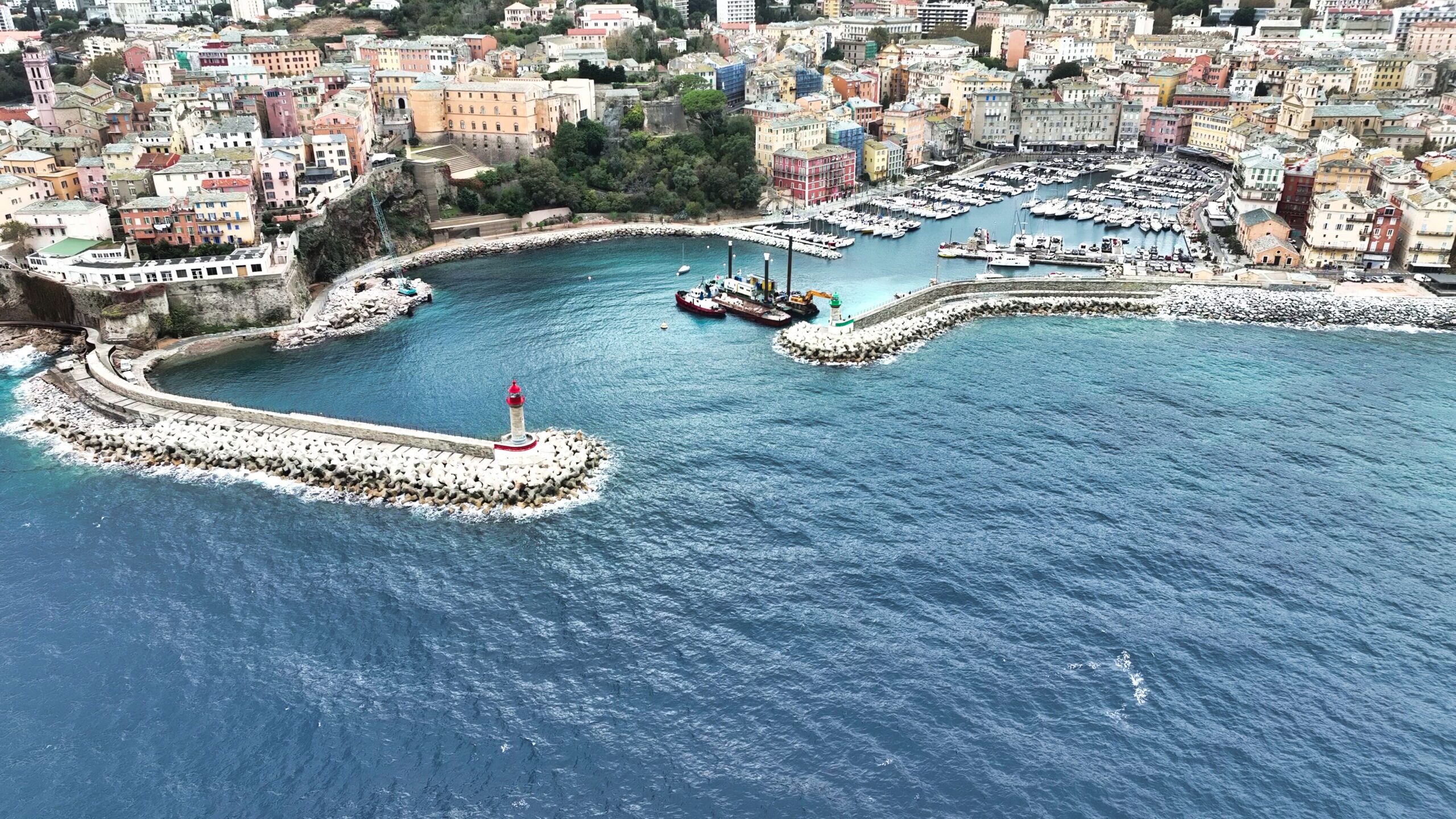 Construction de la digue du Dragon à Bastia sous supervision CLAS