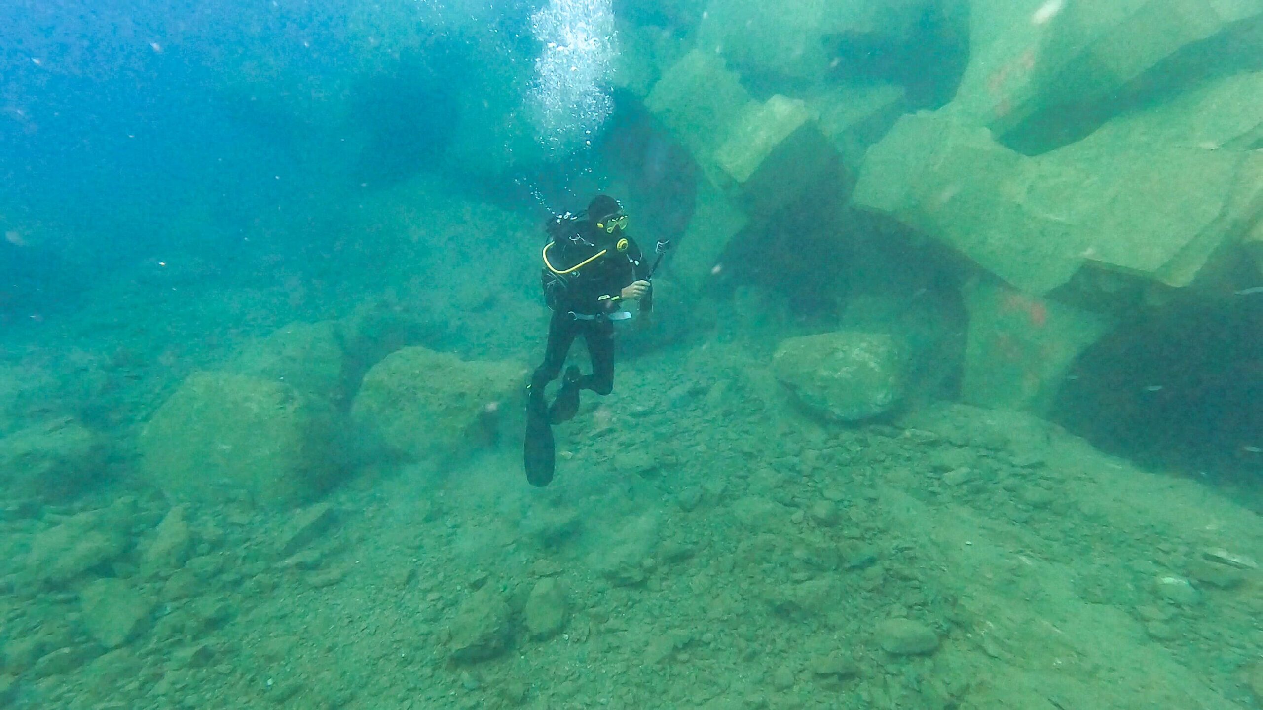 Plongeur CLAS inspectant la carapace de la digue du Dragon à Bastia