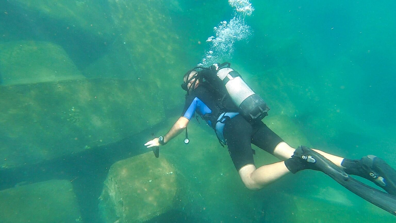 Plongeur CLAS en inspection sous-marine de la carapace des digues de Beyrouth afin de vérifier l’imbrication des blocs et prévenir les risques de mouvements ou de casse.