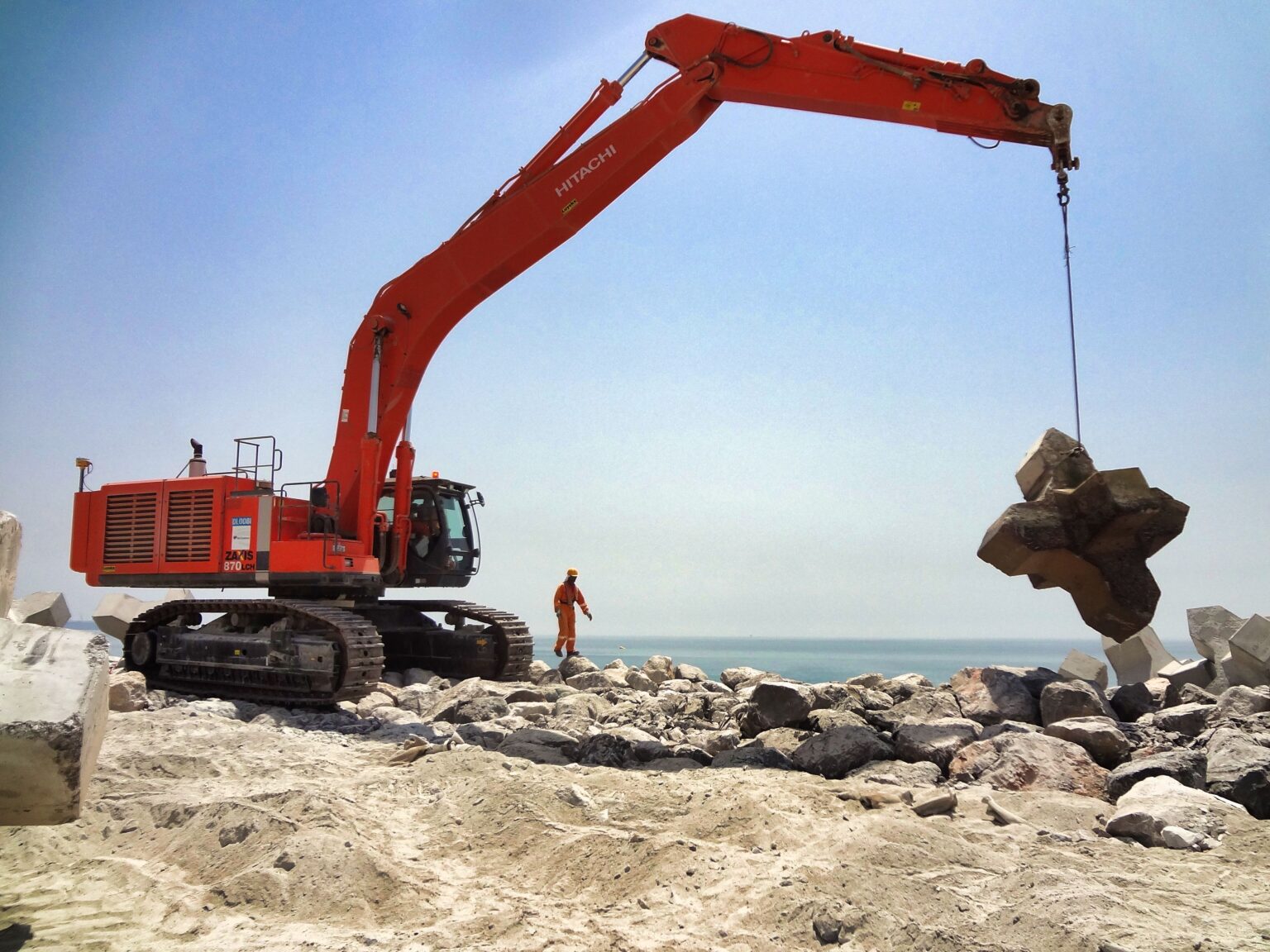 Bloc artificiel extrait de la carapace de la digue lors d’une opération de reprise et de correction des non-conformités