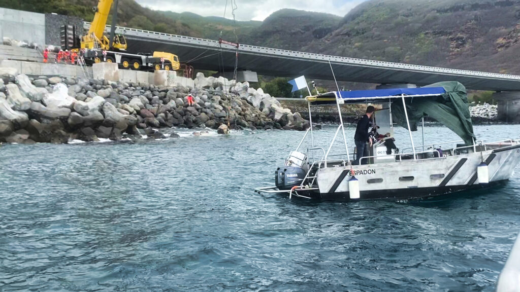 Démontage massif de blocs artificiels sur une digue après détection tardive de non-conformités lors d’un contrôle a posteriori.