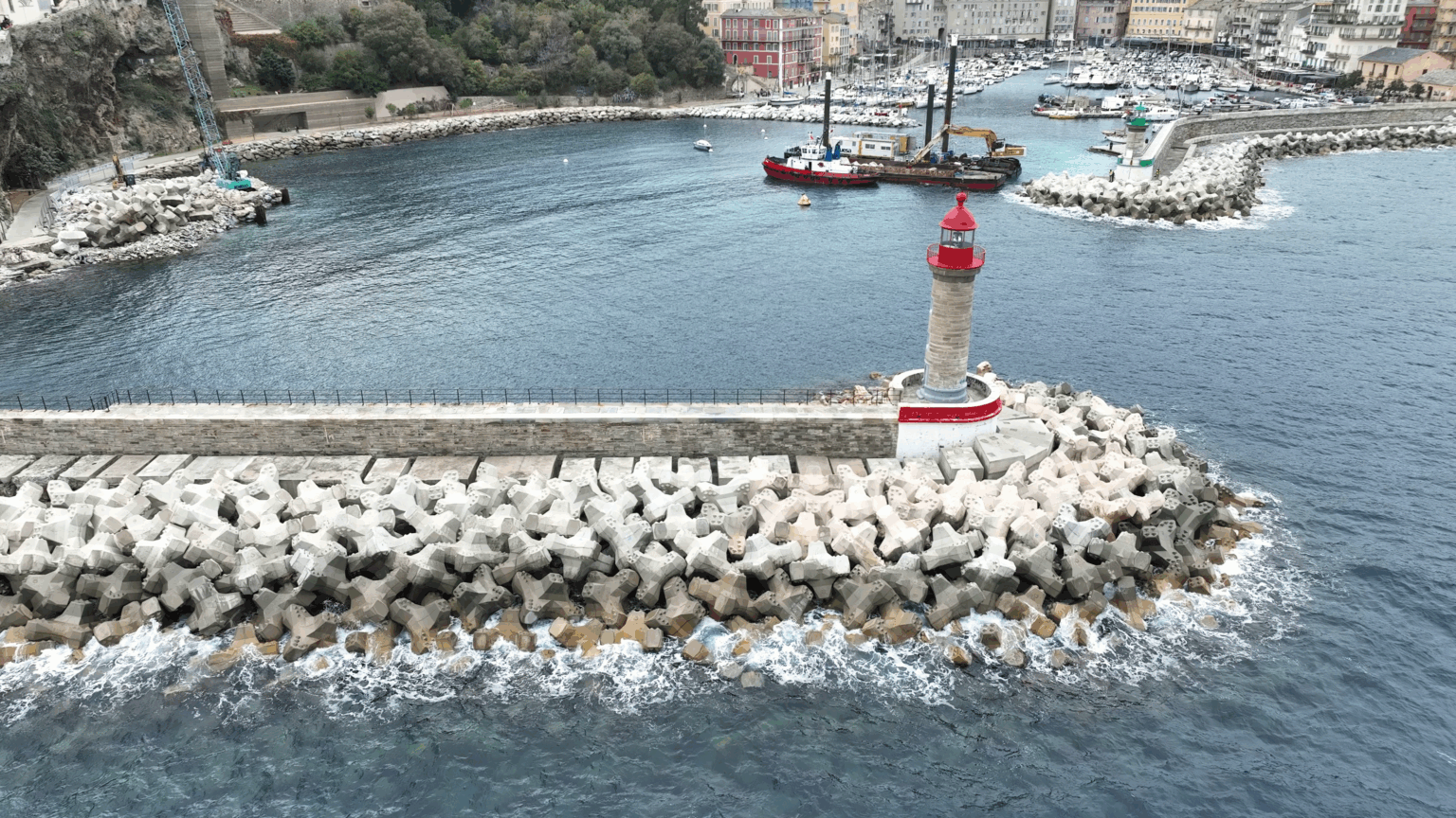 Vue drone du Dragon à Bastia certifié par CLAS, avec blocs artificiels en béton posés sous assistance technique clas à temps complet