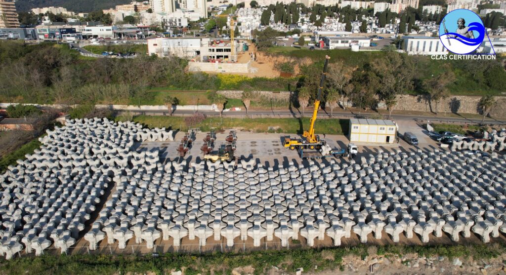 Vue drone de la zone de fabrication des blocs artificiels en béton pour les ouvrages maritimes du ort de bastia
