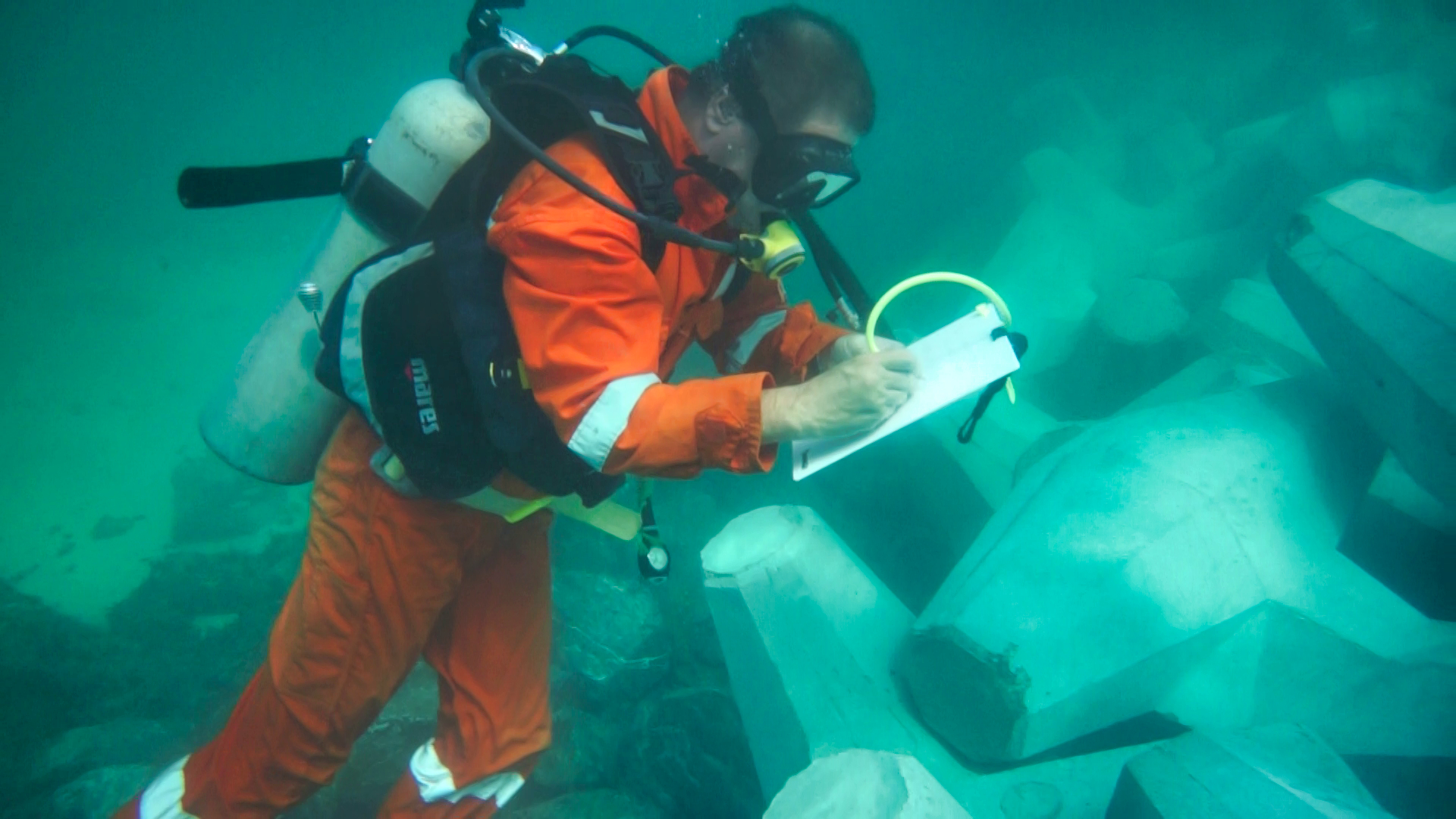 Inspection sous-marine de blocs CORELOC par un plongeur CLAS.