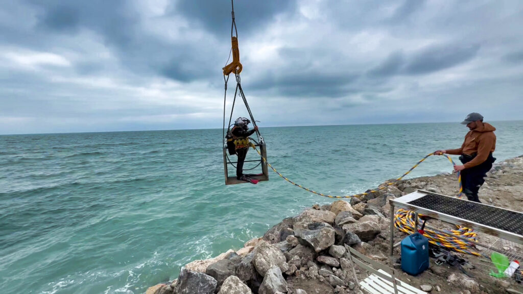 Mise à l'eau du plongeur qui va poser les blocs artificiels.