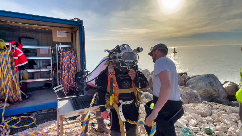 Les plongeurs se préparent pour la pose des blocs artificiels en béton sur la digue de port gardian.