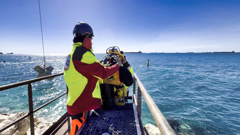 Les plongeurs CLAS se préparent pour la pose des blocs de carapace de la digue de Martigues.