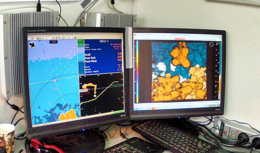 Vue Echoscope affichée pour le grutier, montrant en 3D la position du bloc artificiel pendant la pose sous-marine.