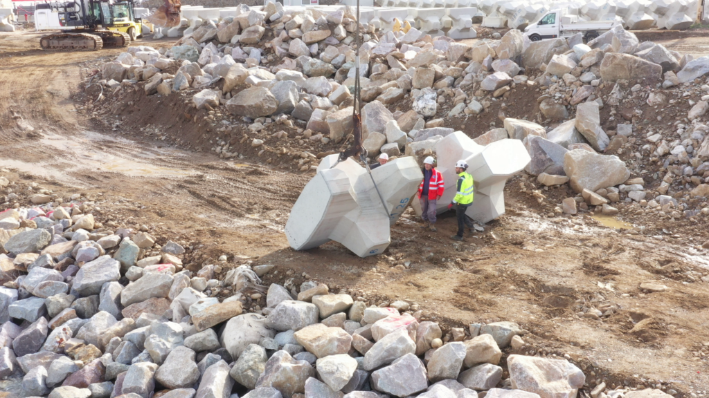 Formación de los eslingadores para la elevación, manipulación y colocación de los bloques ACCROPODE™ y BS1 antes de su instalación en el dique de L'Île Rousse.