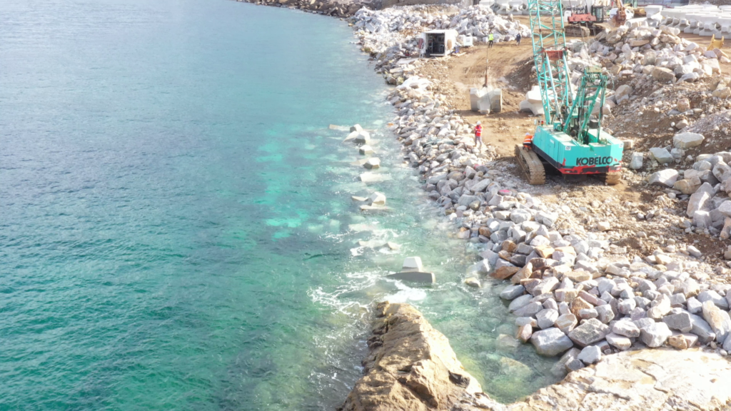 Inicio de la colocación de los bloques BS1 sobre el nivel del agua tras la aprobación de la colocación submarina por los inspectores de CLAS.