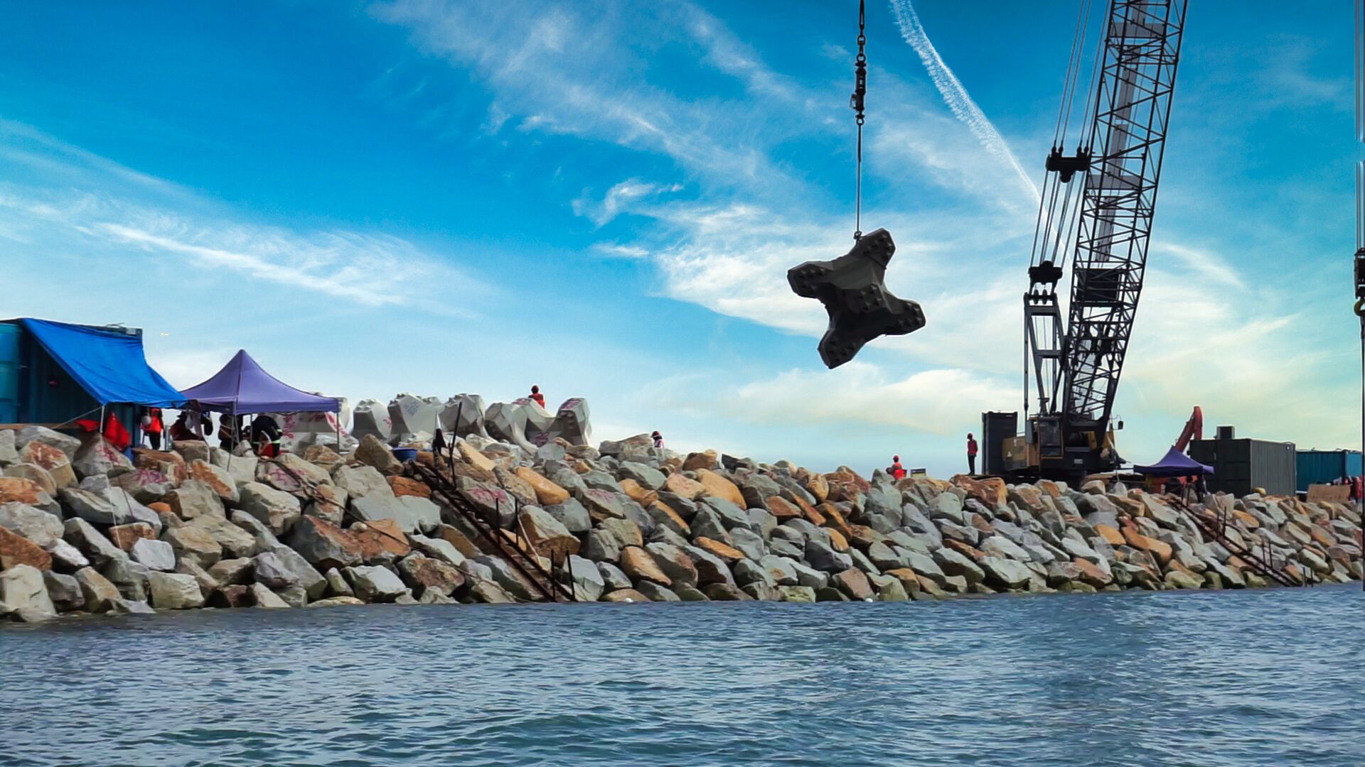 Mise en place d’un bloc sur la digue de Kuantan sous supervision CLAS