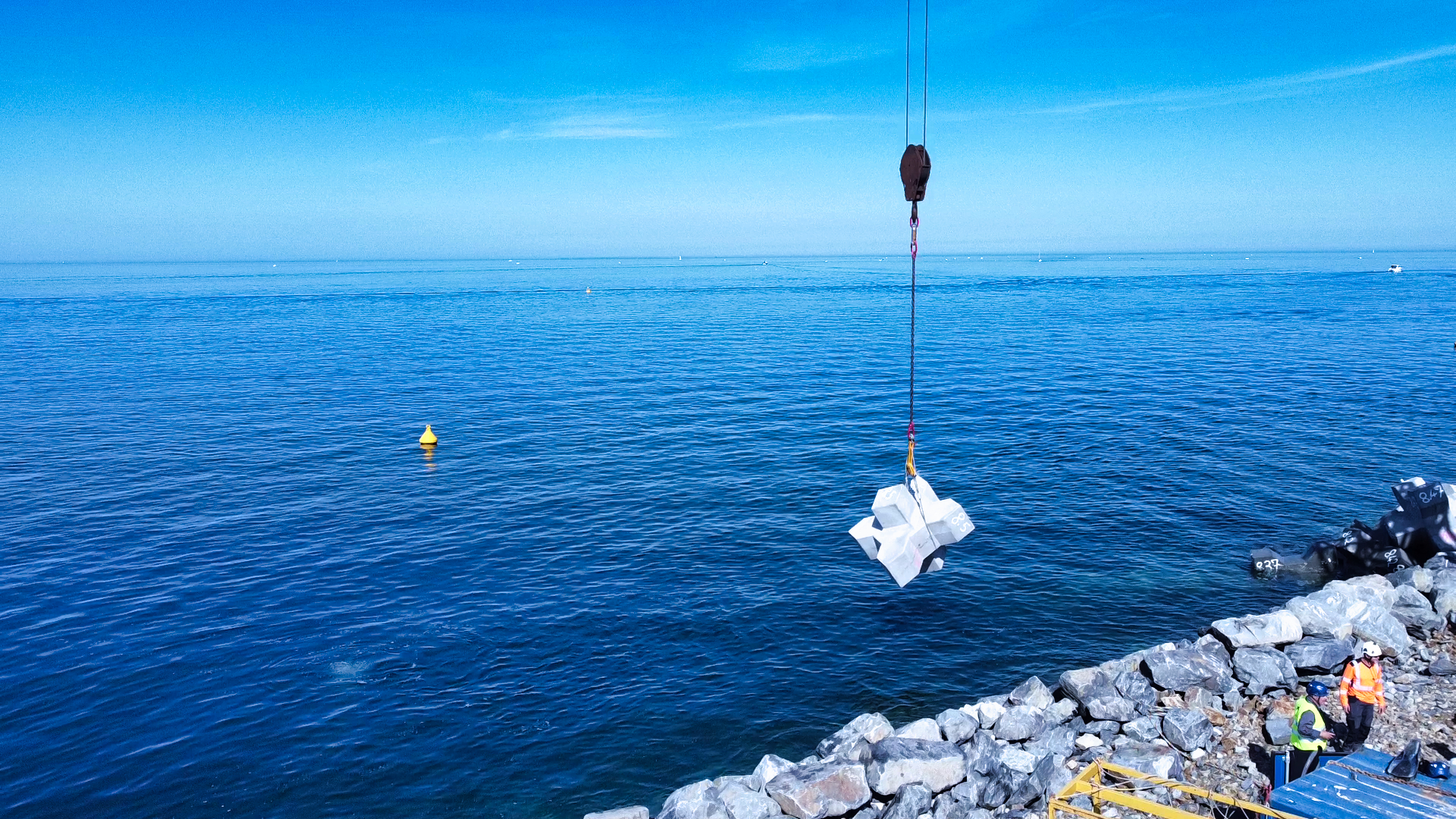 Mise à l’eau d’un bloc de carapace sur la digue de La Turballe sous supervision CLAS