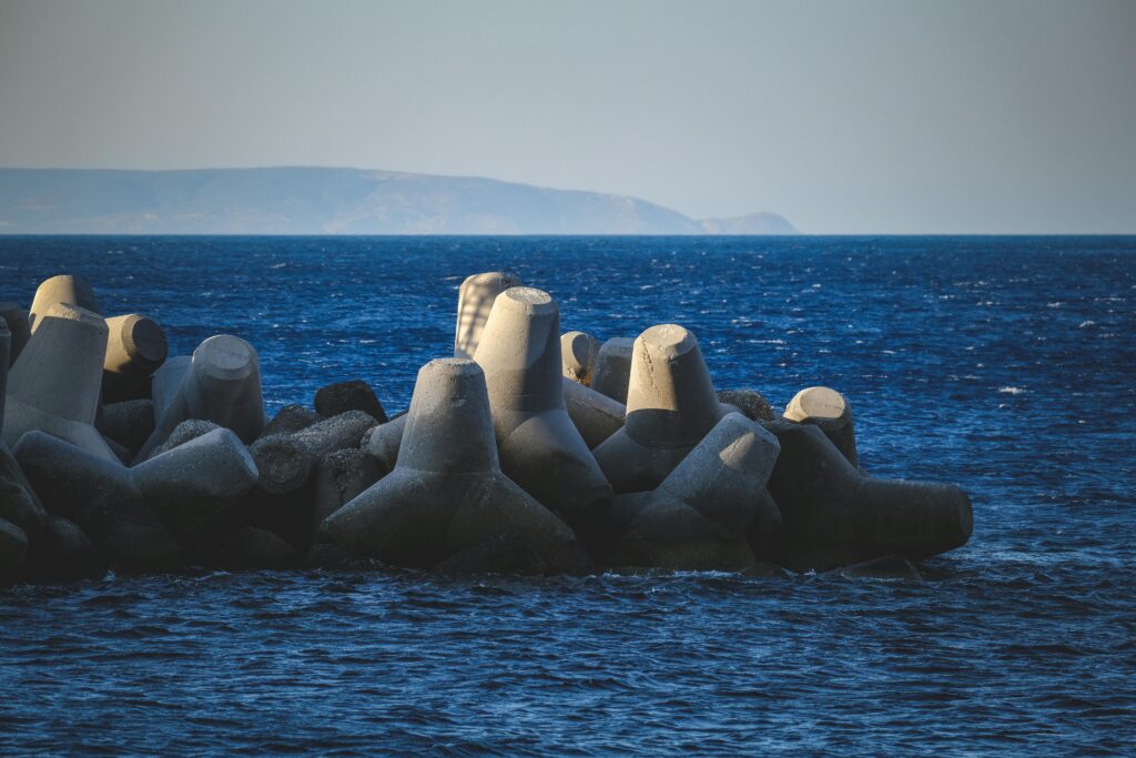 Blocs Tétrapode en béton utilisés pour la protection des digues et l’atténuation de la houle